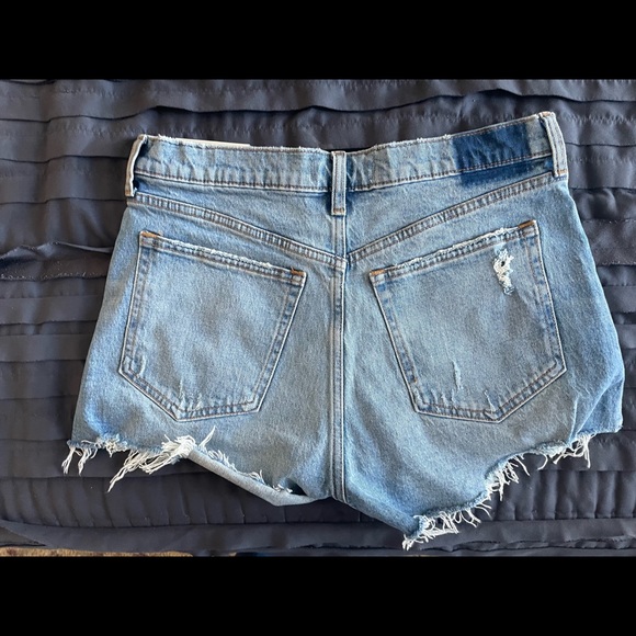 NWT- Abercrombie high rise mom shorts light ripped wash size 28 - Picture 2 of 2